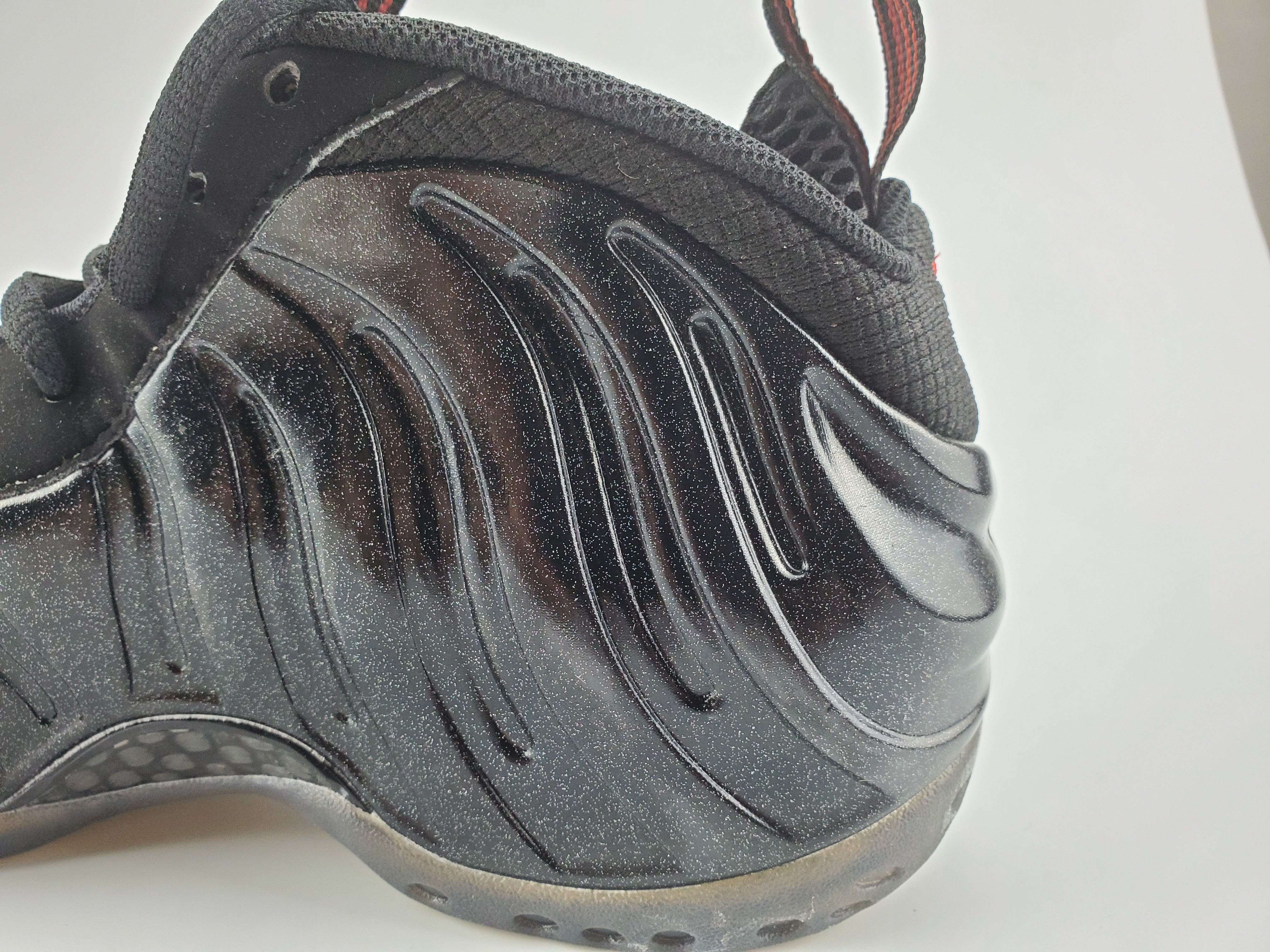 Nike Air Foamposite One “Black/Gold-Red”