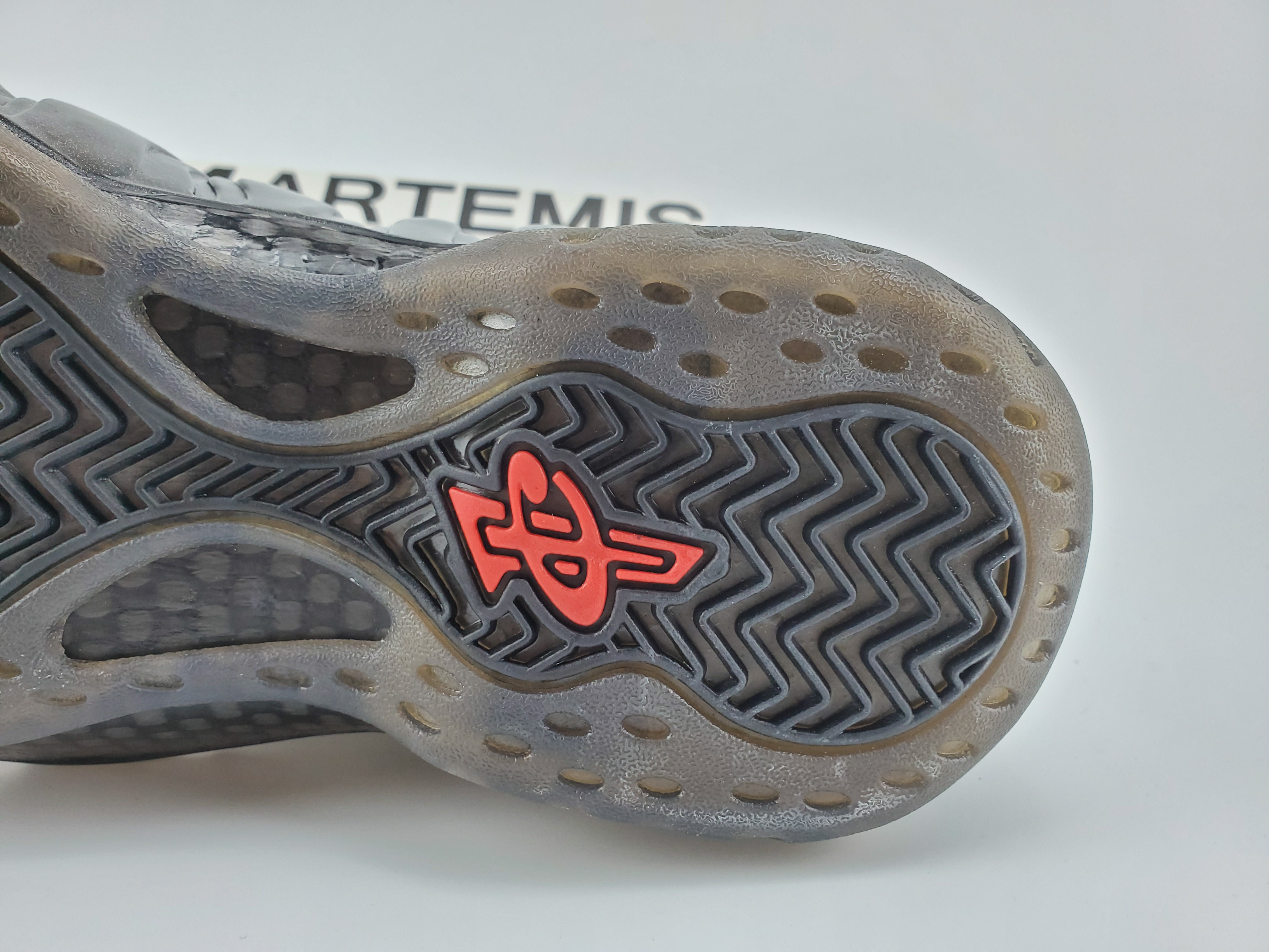 Nike Air Foamposite One “Black/Gold-Red”