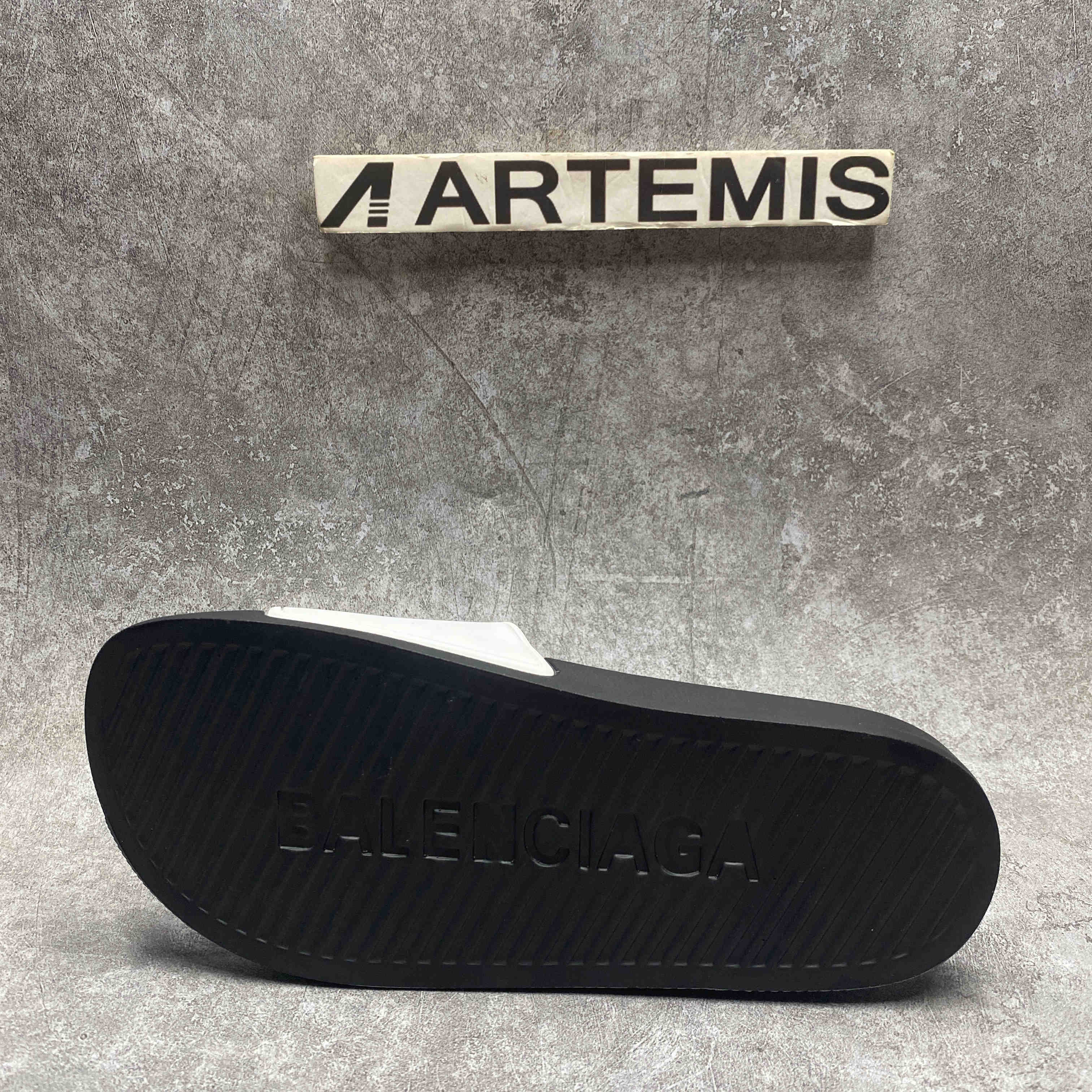 Ba*len*cia*ga pool slides logo white black