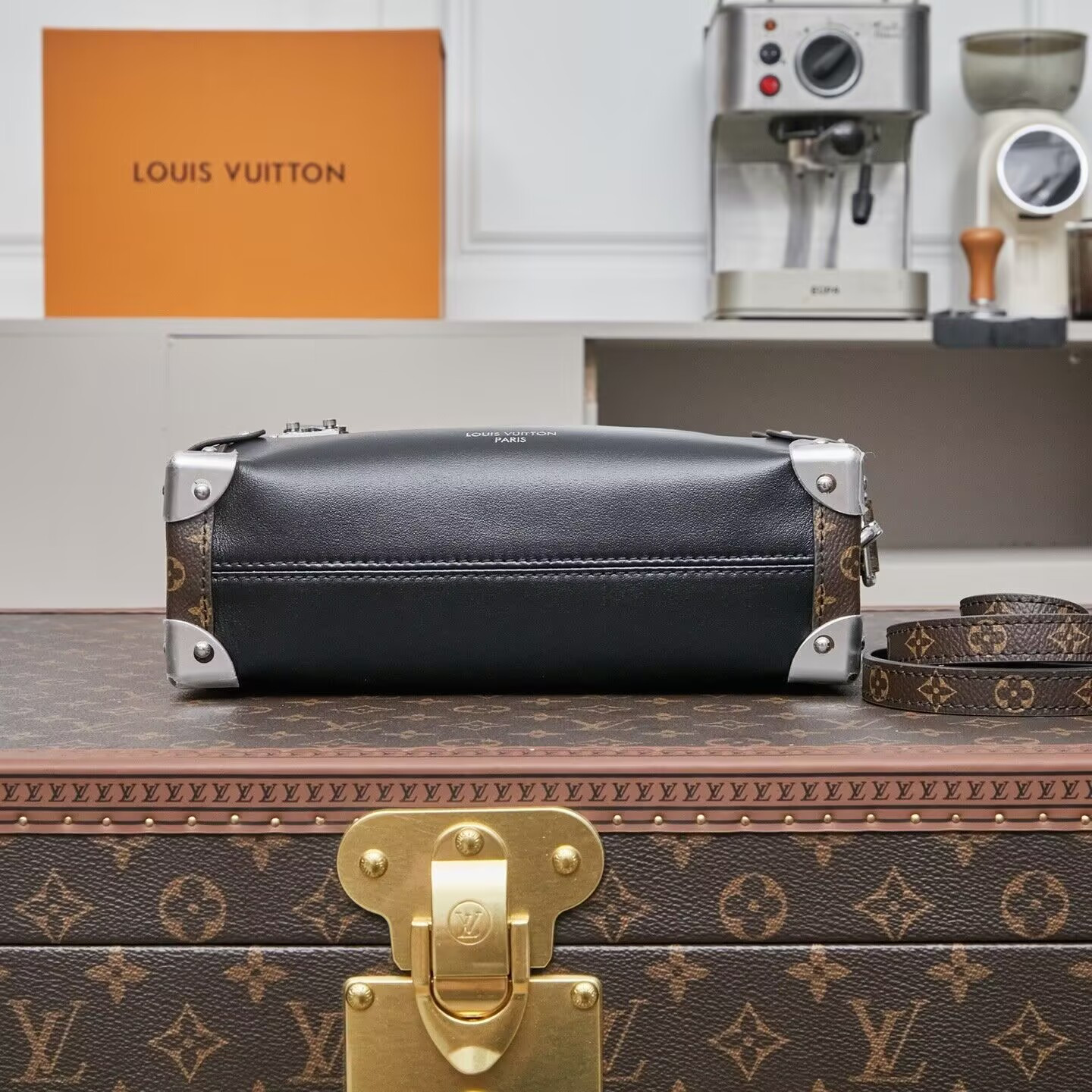 LV SIDE TRUNK VIBE Medium Handbag M15195 16x8.5x23.5cm