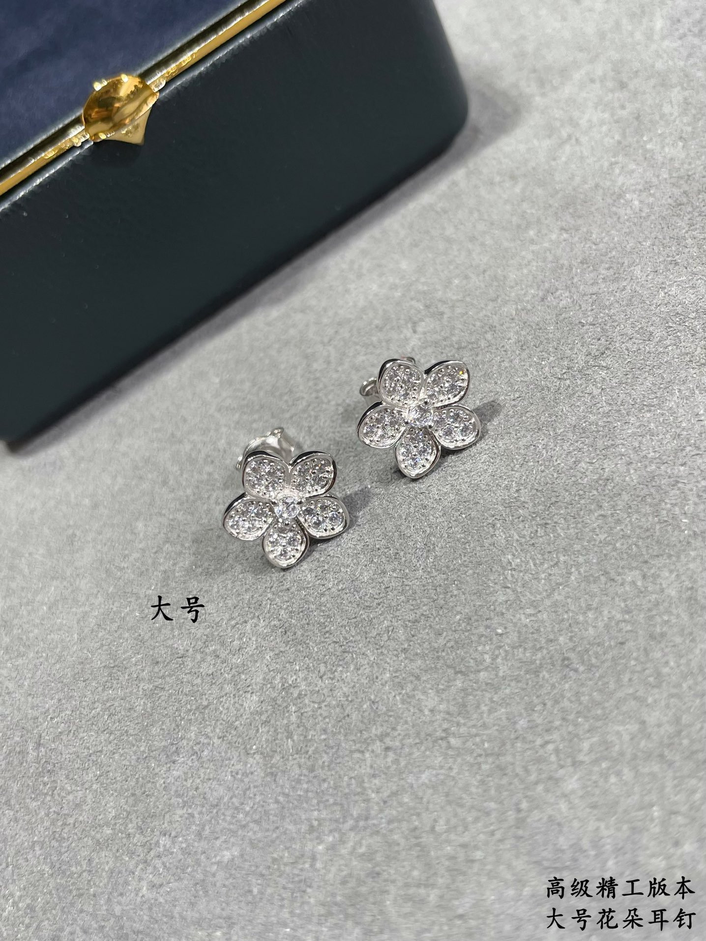 Graff Large flowers Earrings