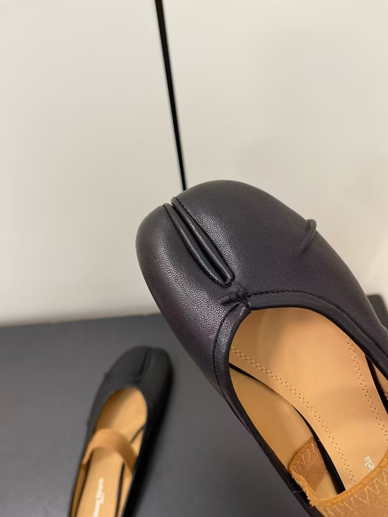 ua ma*s*n Ma*i*la split-toe leather ballerina mules black