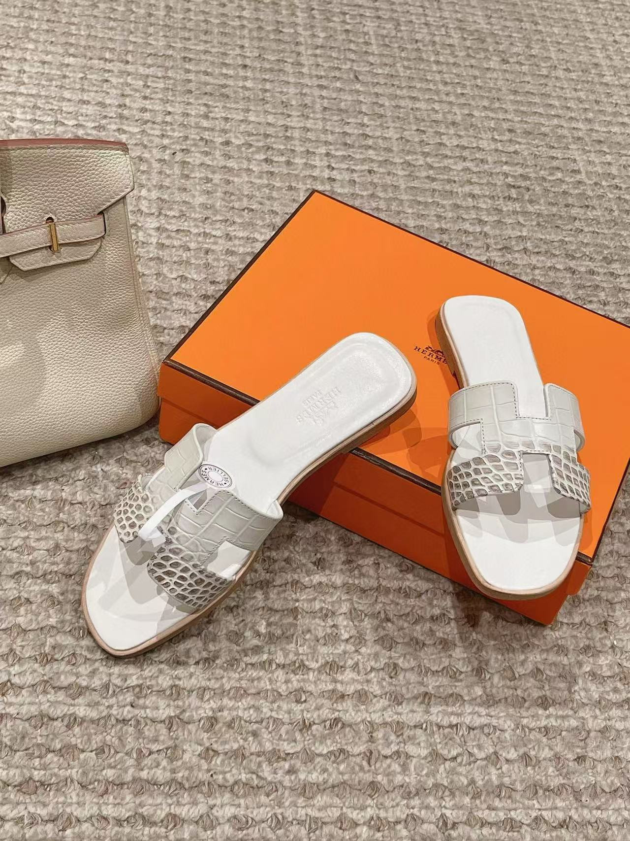 UA Hermès Oran sandal