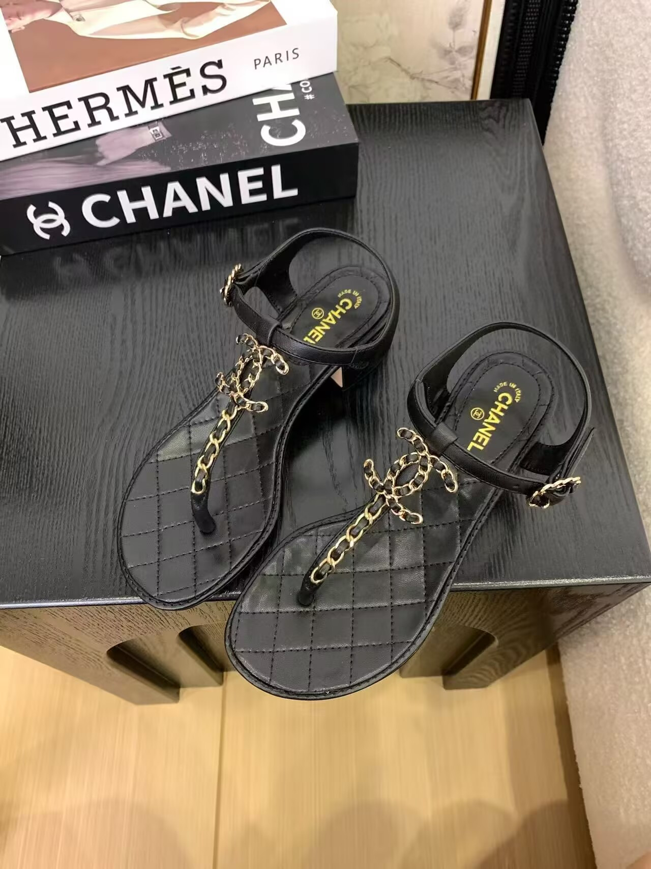 ua Ch*el thong sandals