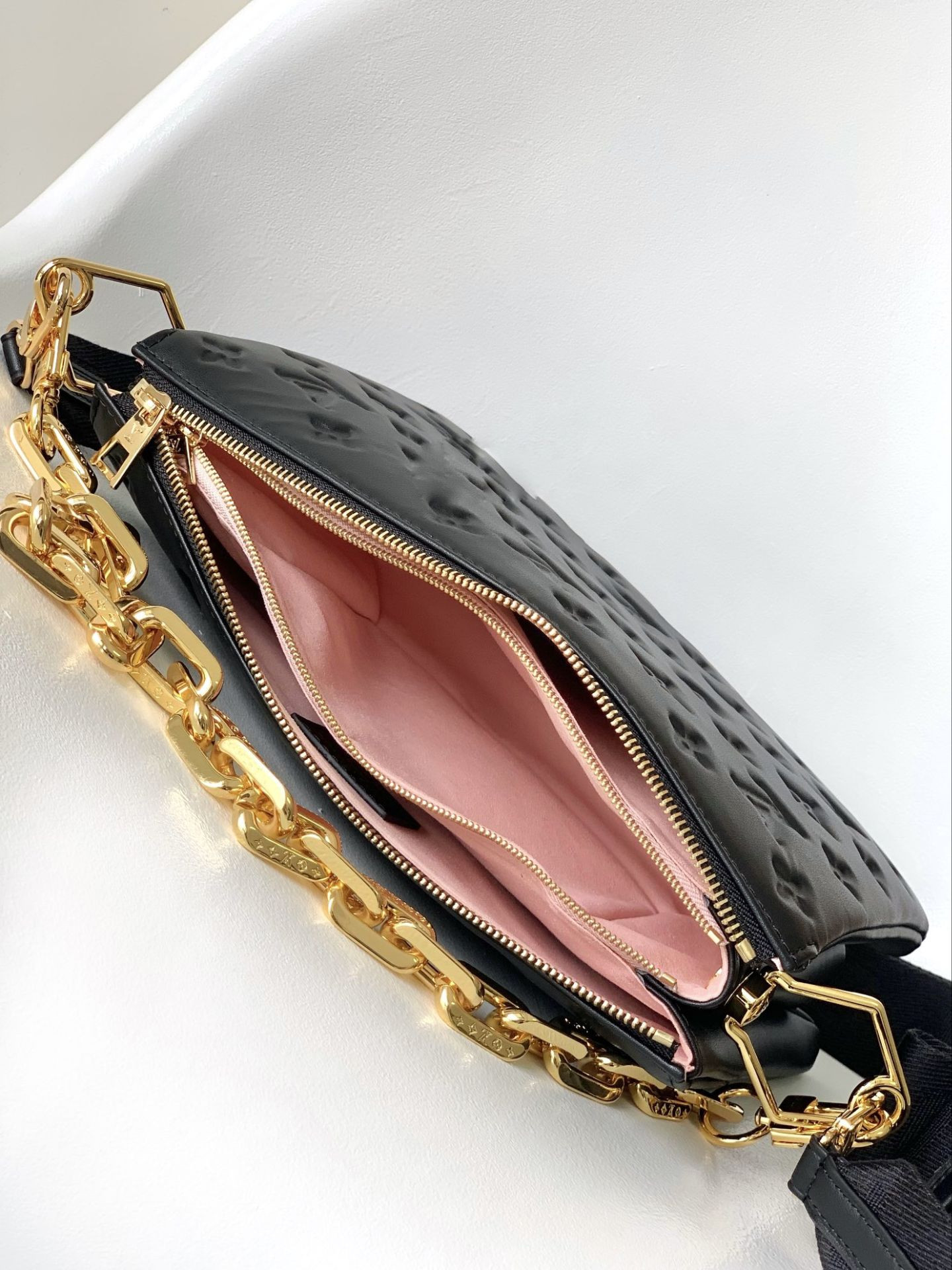 LV Coussin PM M21260 26x20x12cm