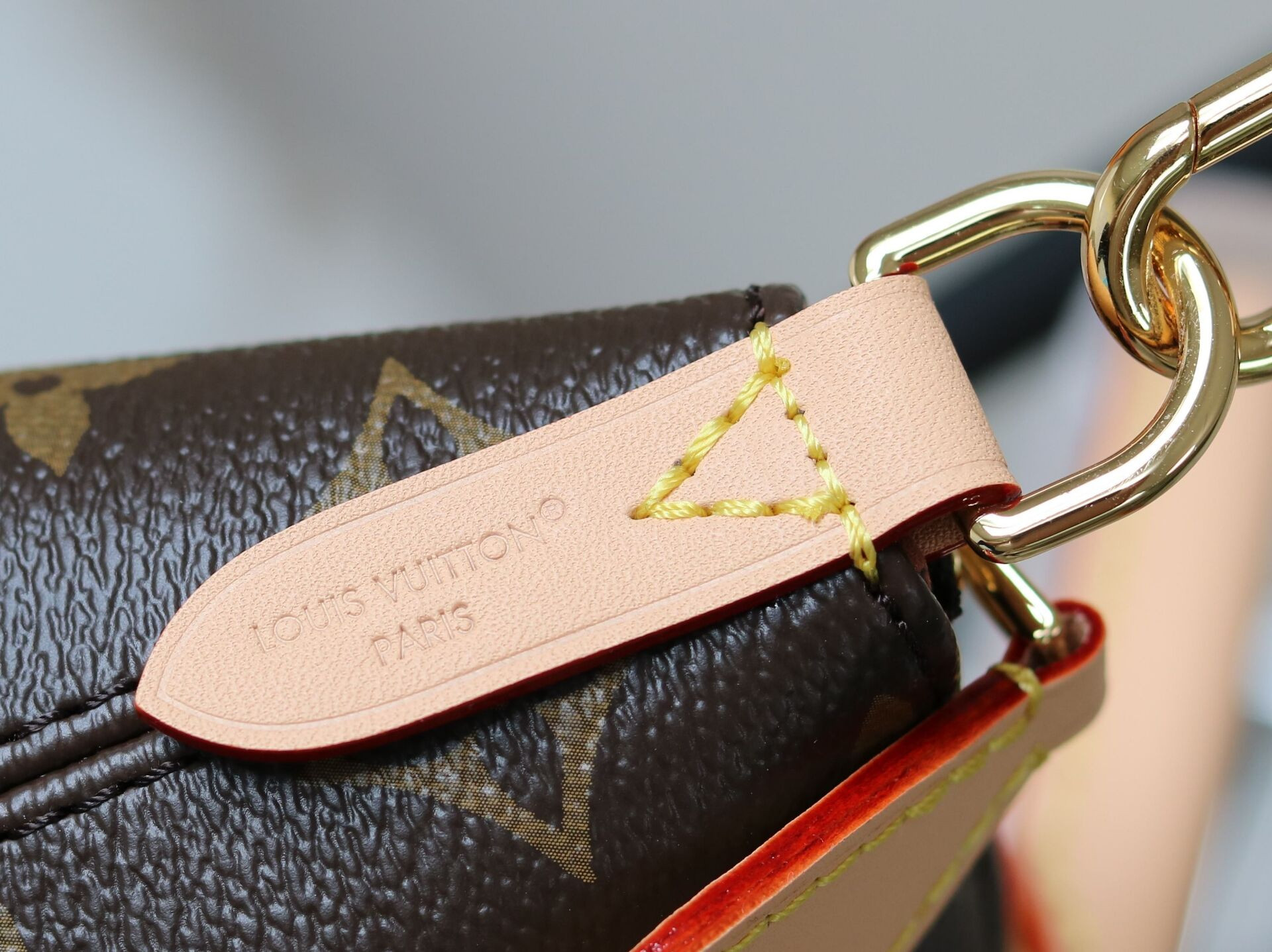 LV Neo Lockit PM M26532 33x24x12cm