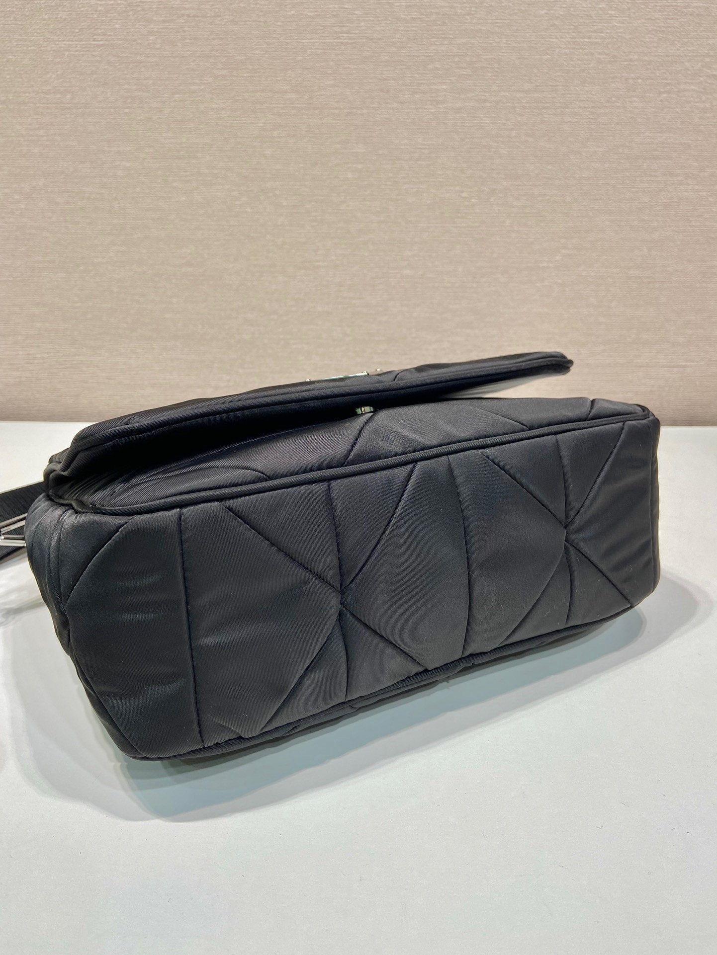 Pra*a padded re-nylon shoulder bag 17.5×24×8.5cm