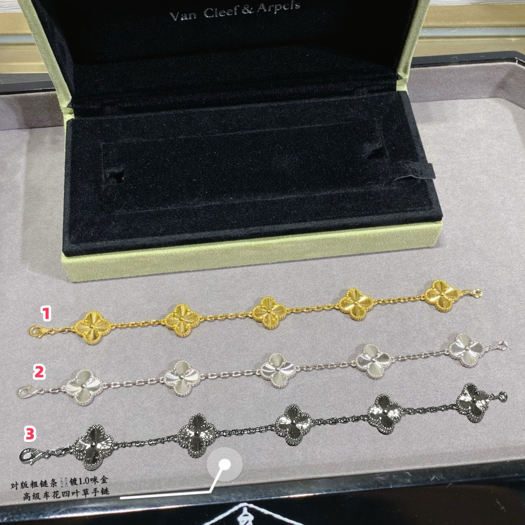 V*N CL*F & arpels bracelet