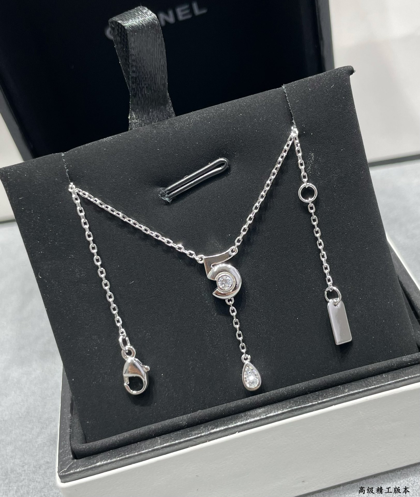 Ch*el 5-words chain necklace