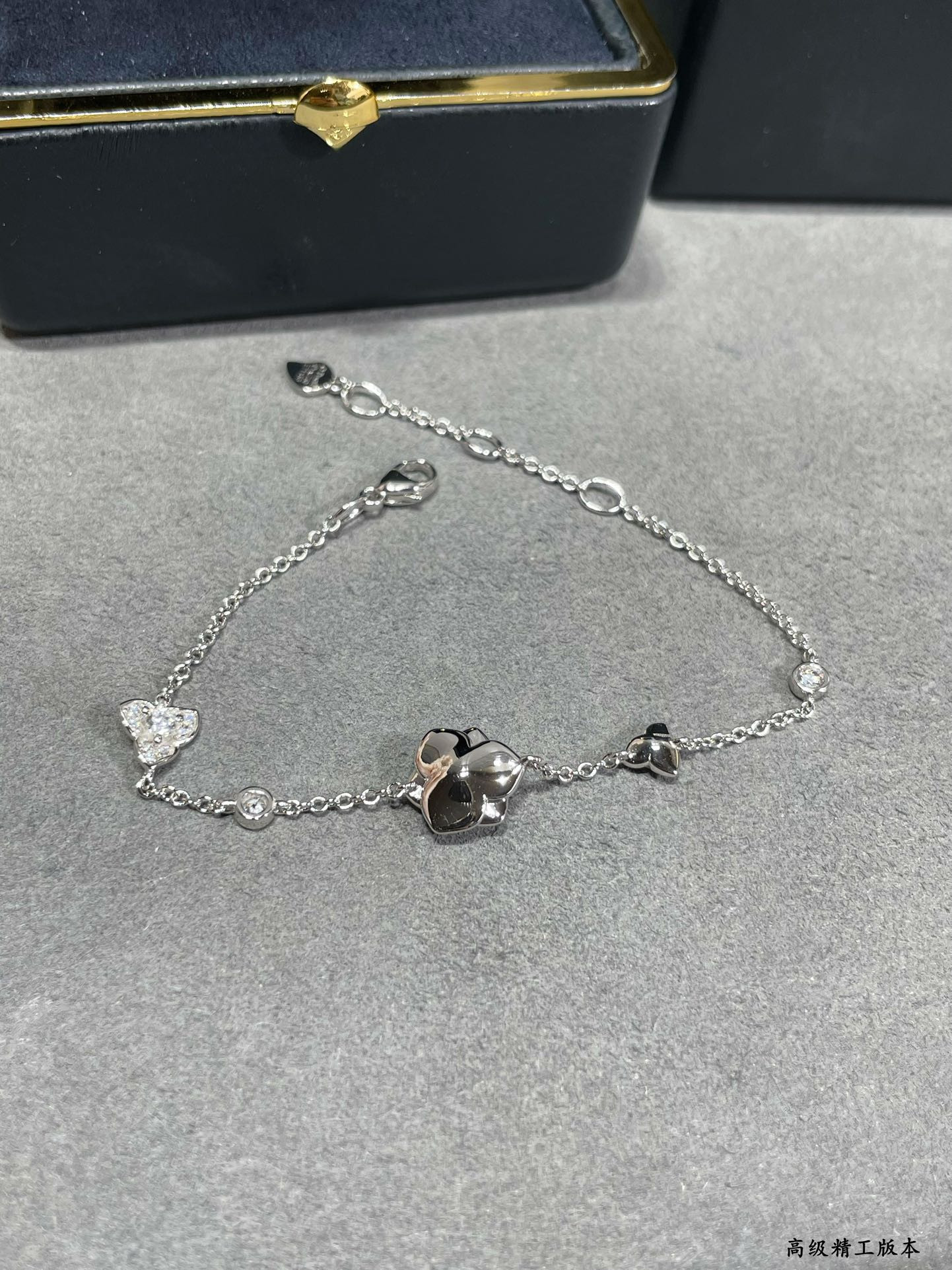 piaget fully Di*m*nd-encrusted flower bracelet