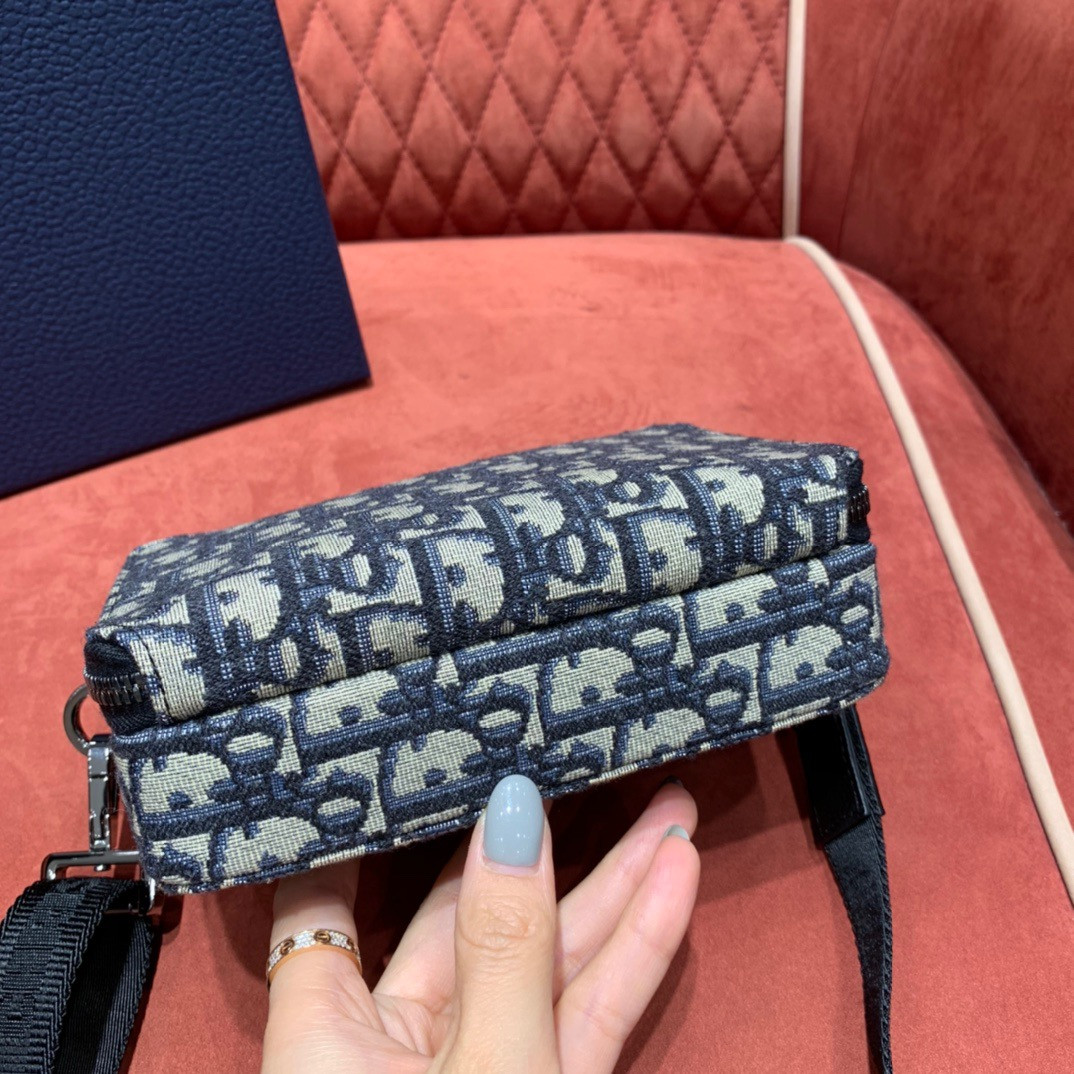 D*or pouch with shoulder strap 17cm