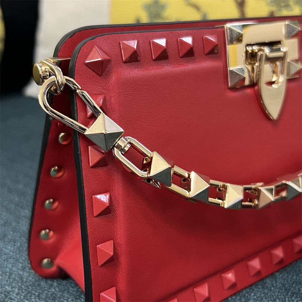 VALENTINO GARAVANI ROCKSTUD23 SMALL SMOOTH CALFSKIN SHOULDER BAG RED