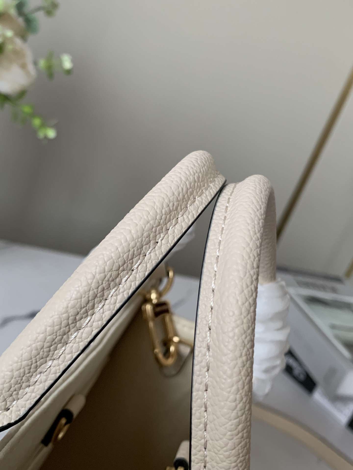 LV M45654 Onthego PM 9.8 x 7.5 x 4.5 inches