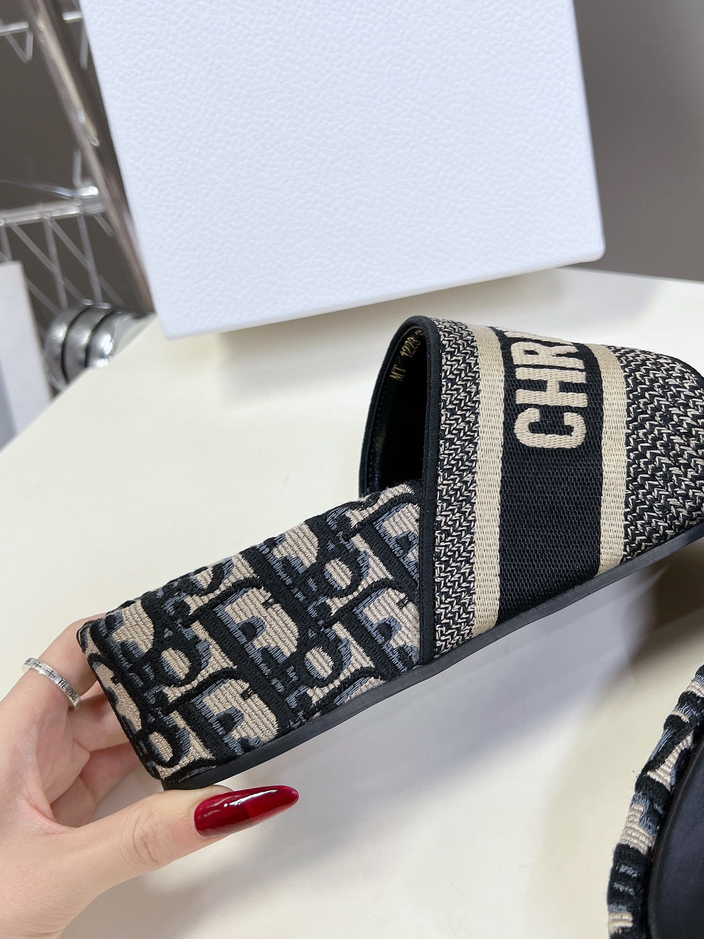 ua D*or platform sandals