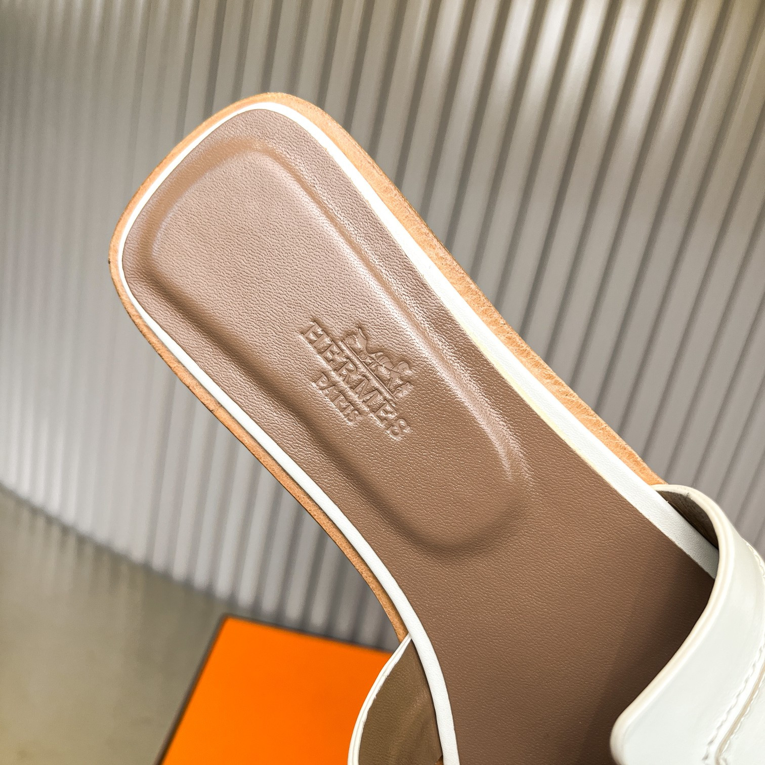 UA Hermès Oran sandal