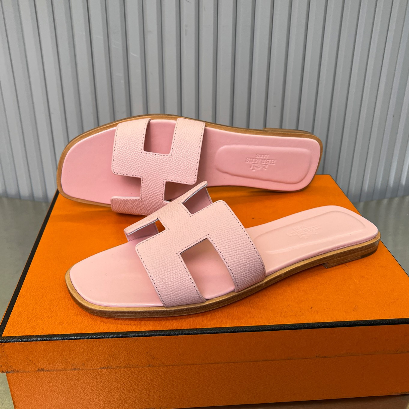 UA Hermès Oran sandal