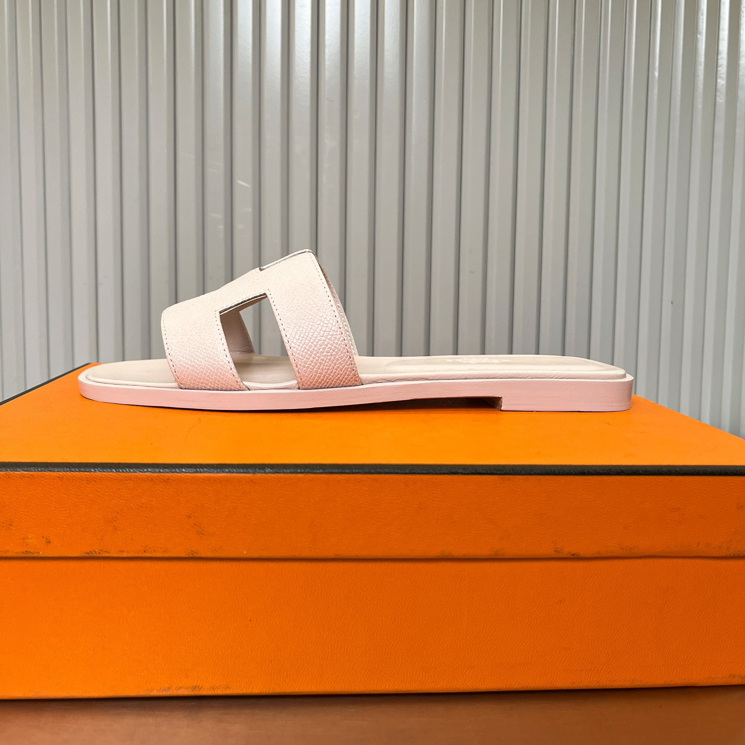 UA Hermès Oran sandal