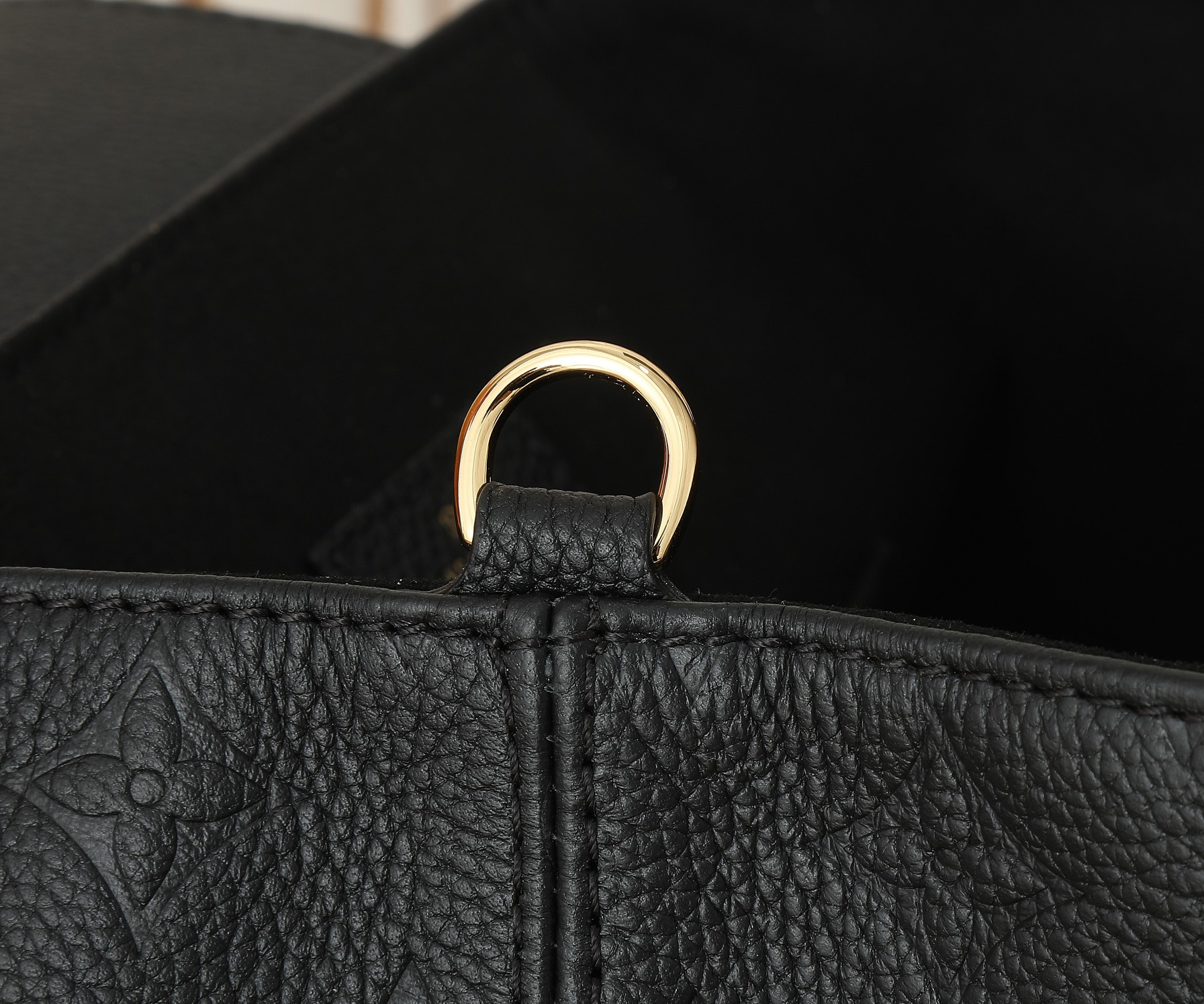 LV Backup M47072 7.9 x 8.7 x 5.5 inches