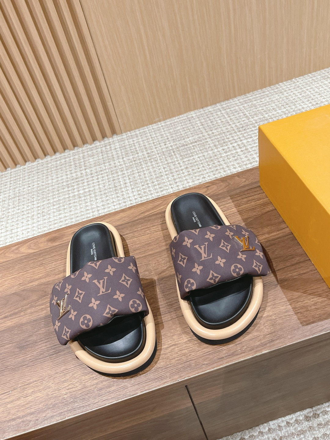 UA LV Pool Pillow Flat Comfort Mule