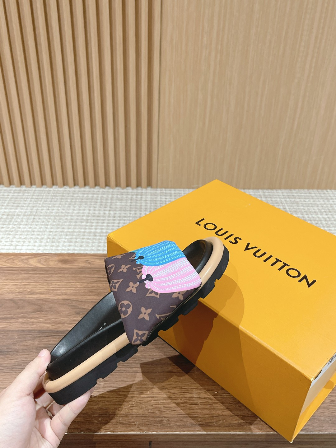 UA LV Pool Pillow Flat Comfort Mule