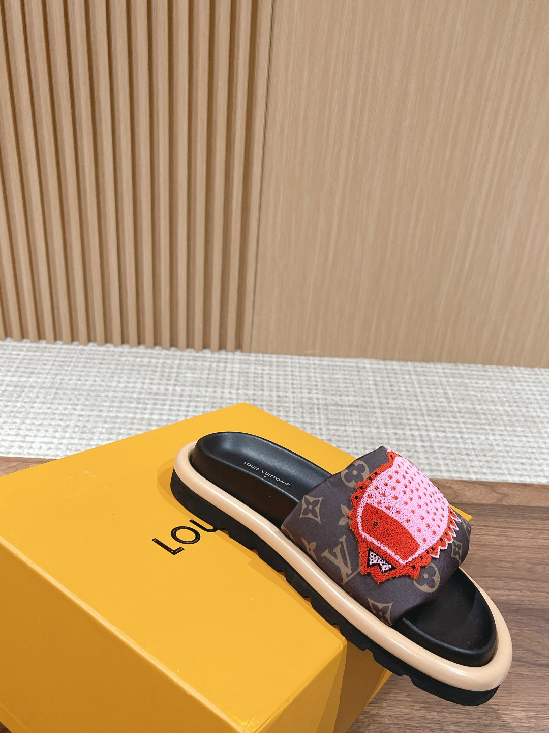 UA LV Pool Pillow Flat Comfort Mule