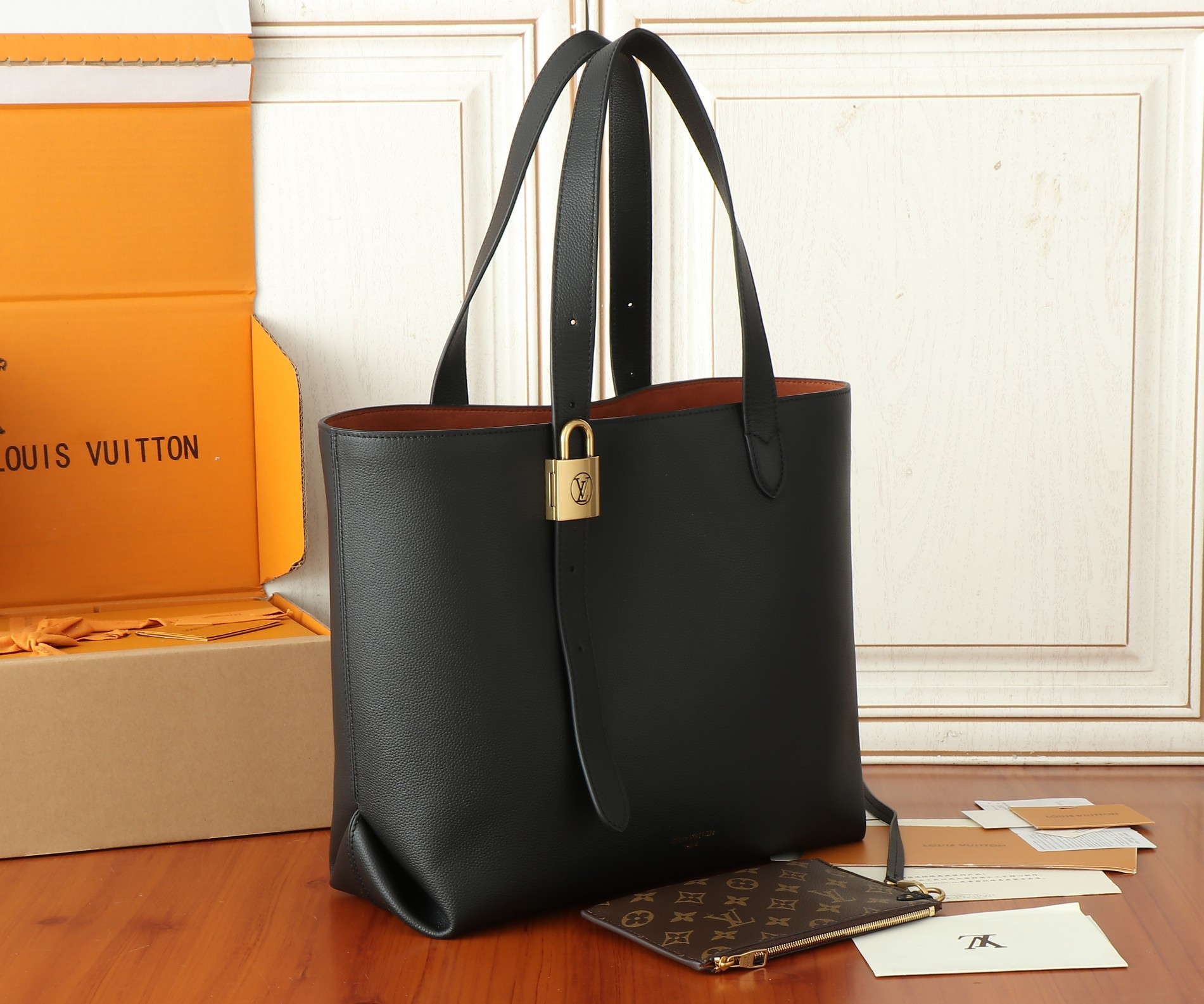 LV Low Key Cabas MM M25341 47x30x14cm