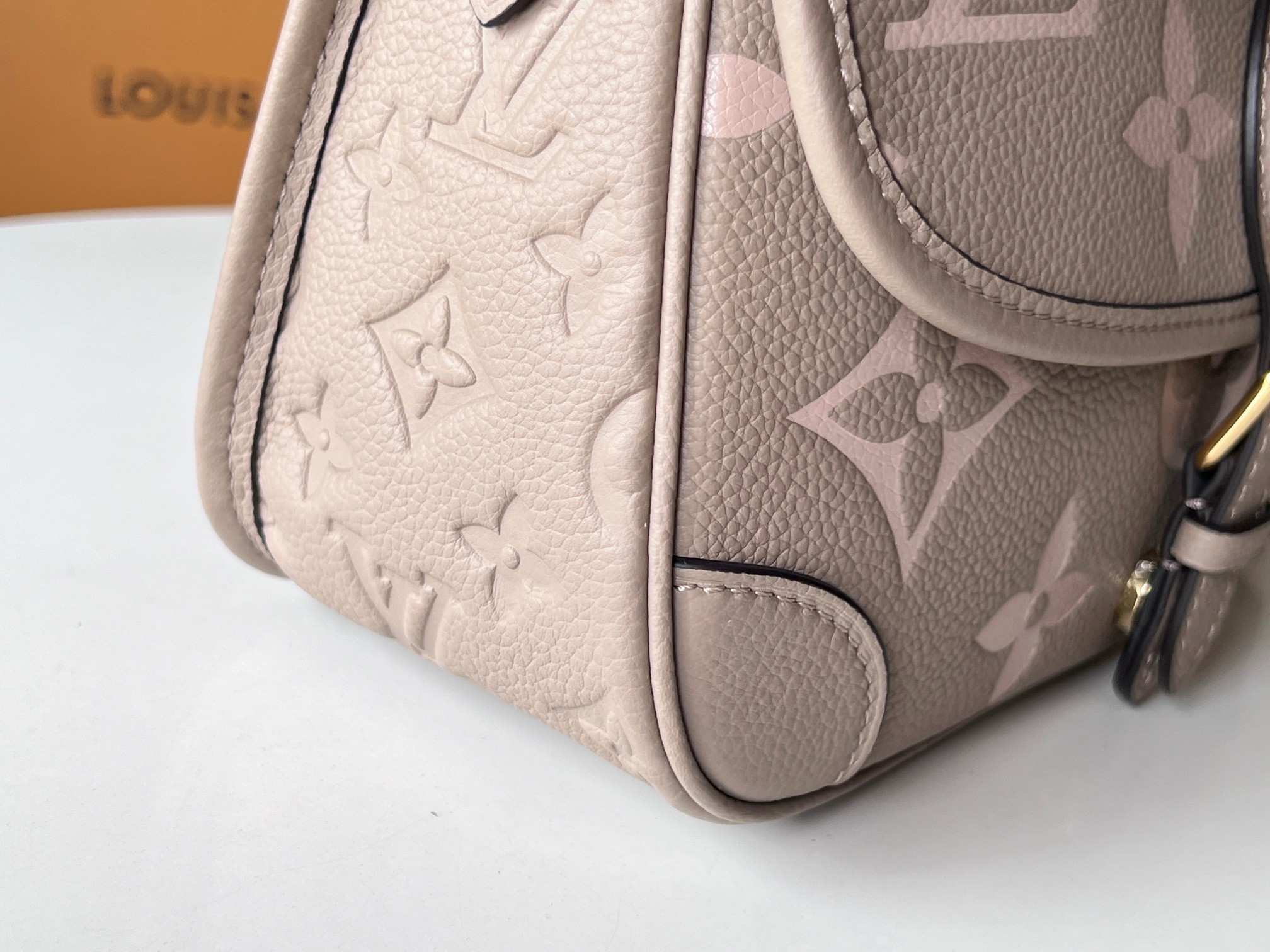 LV Diane M46583 23x16x8.5CM