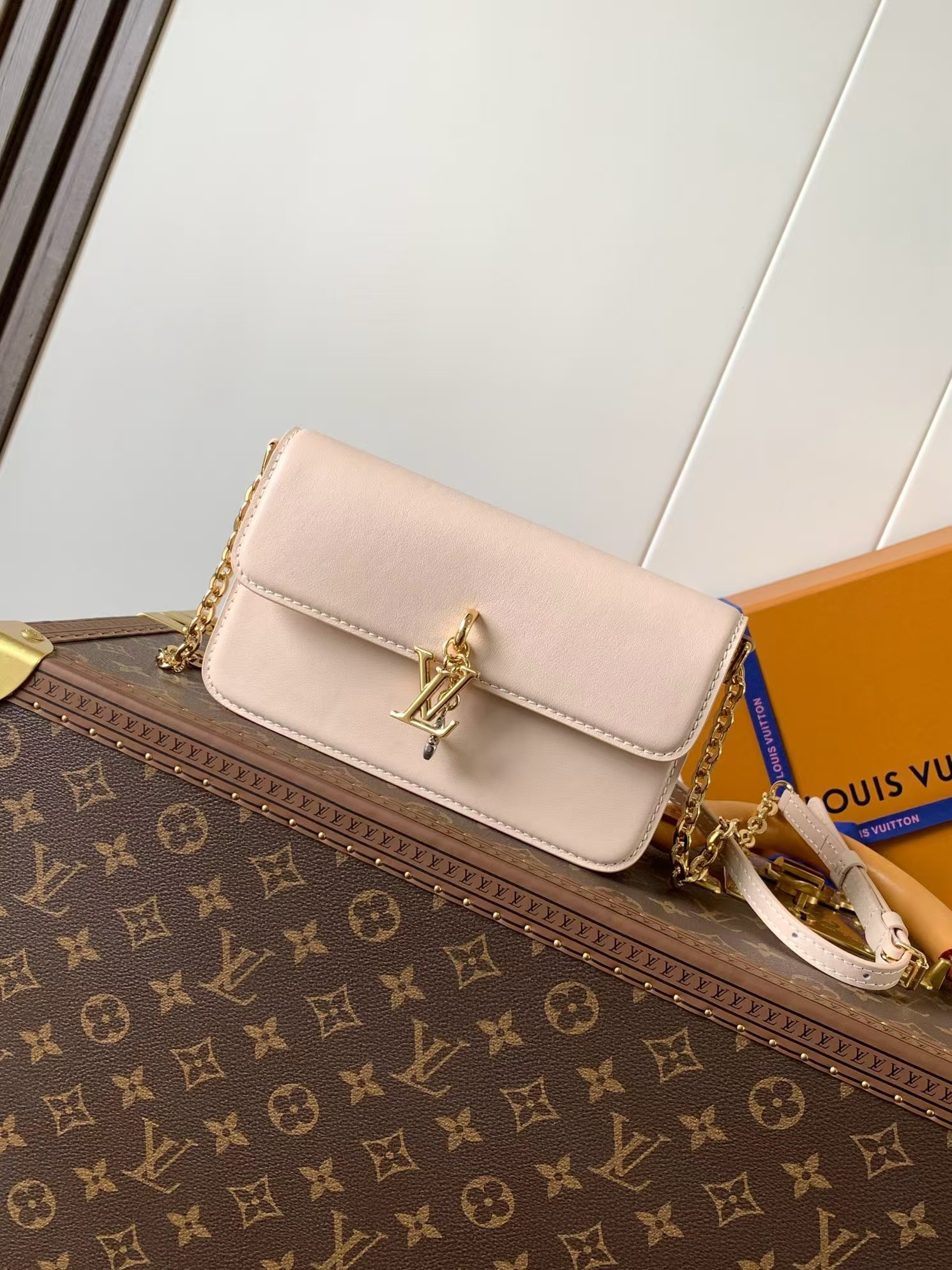 LV Wallet On Chain LV Bloom M14581 20x11.5x4cm