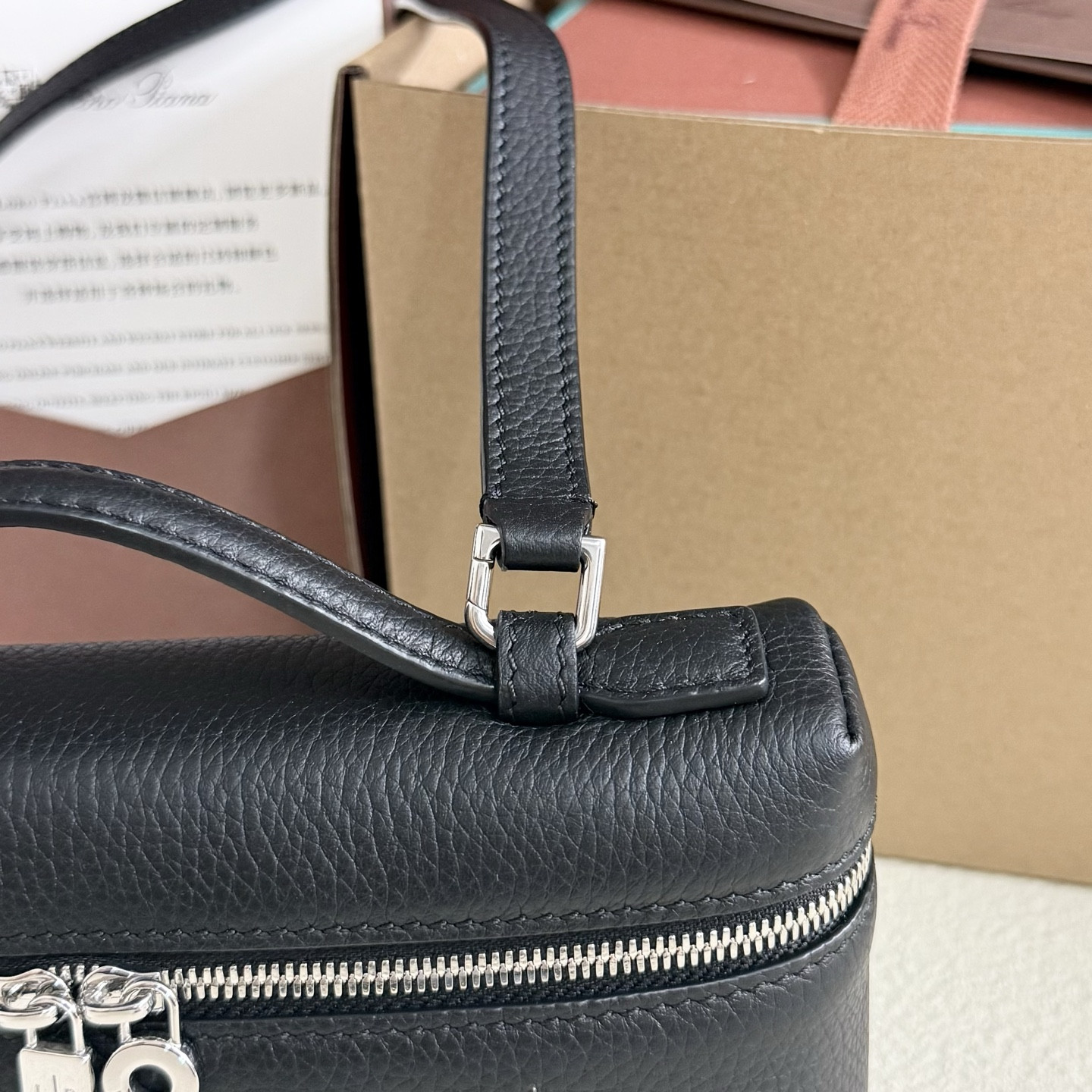 L**o p*ana extra pocket l19 grained calfskin 11 x 19 x 6.5 cm