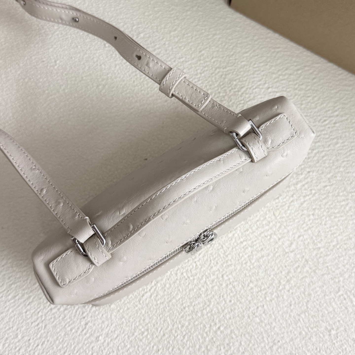 L**o p*ana extra pocket l19 ostrich-grained leather 11 x 19 x 6.5 cm