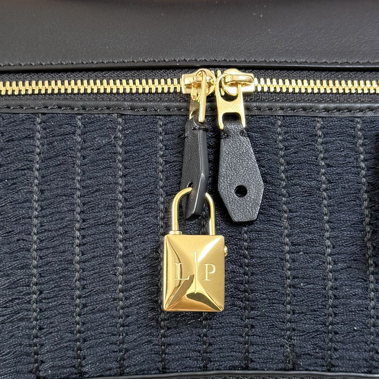 L**o p*ana extra bag l23 deep blue 23x12x7cm